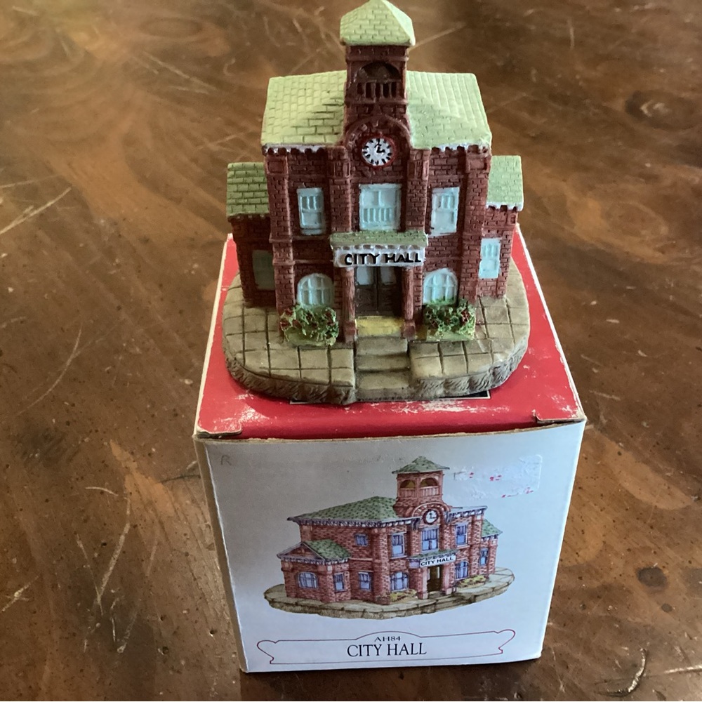 Liberty Falls Collection boxed City Hall  vintage 1994